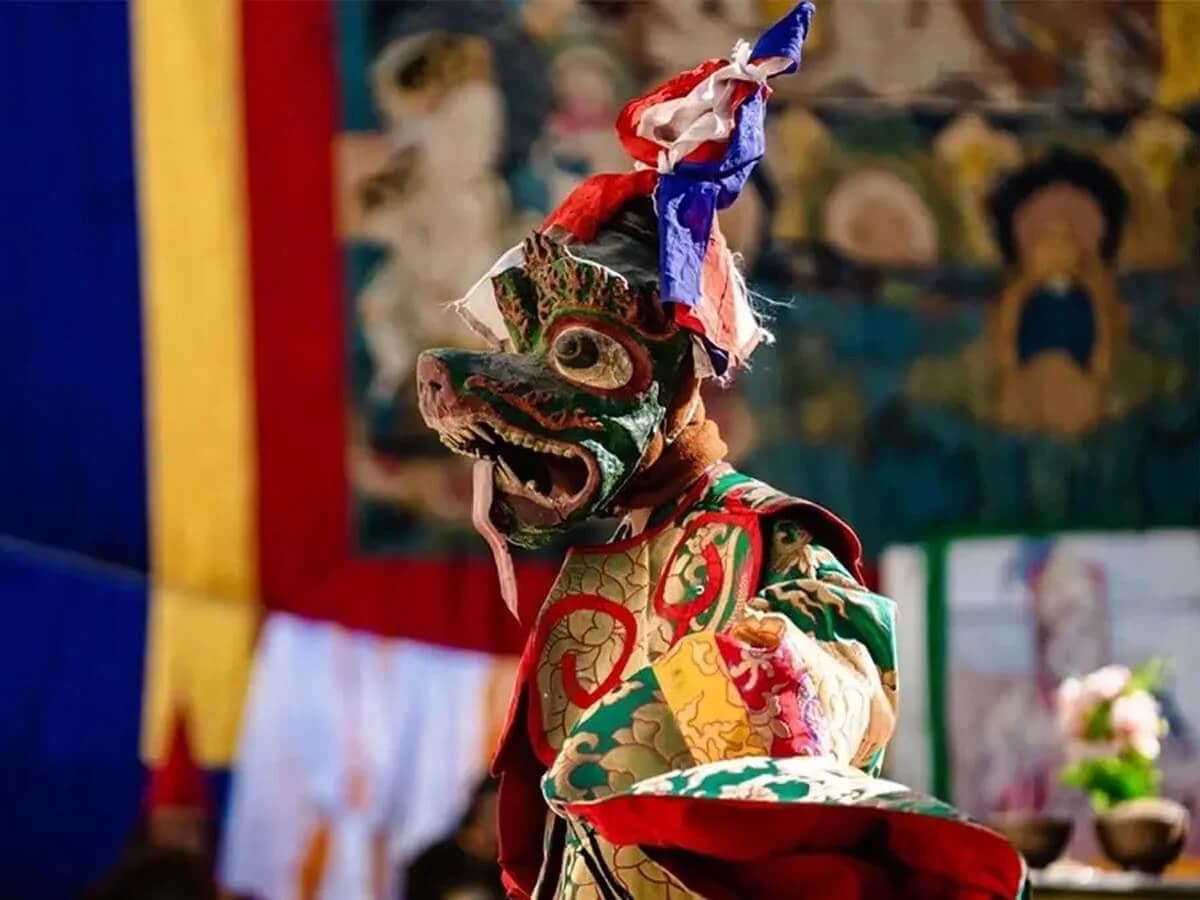 A monk performce mask dance in mustang